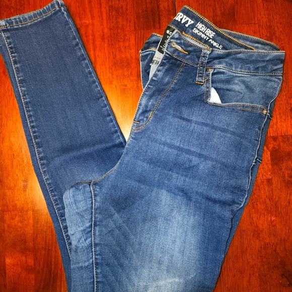 Mid Rise Booty Support Skinny Jeans - Picture 2 of 5